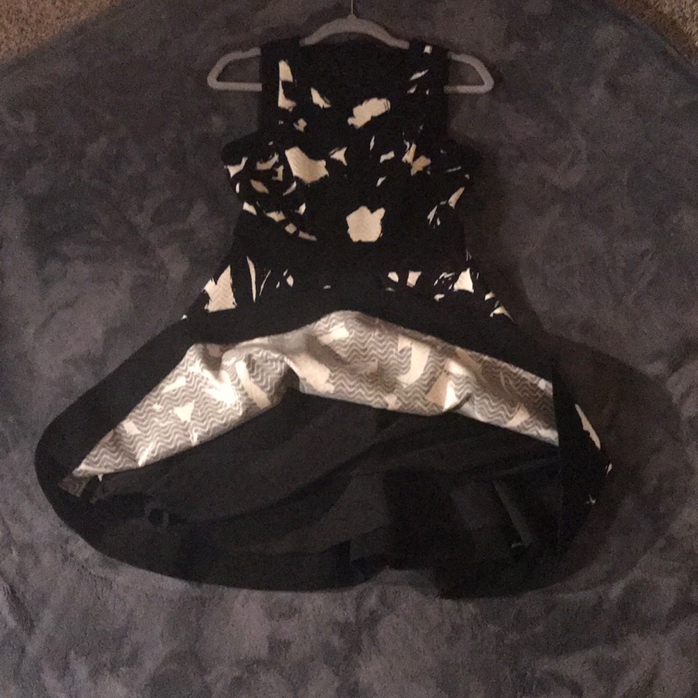 Banana Republic White and Black Pattern - Picture 7 of 8